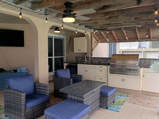 Building Photo - 15829 Vincent Dr