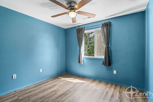 Building Photo - 8213 NE 38th Ct