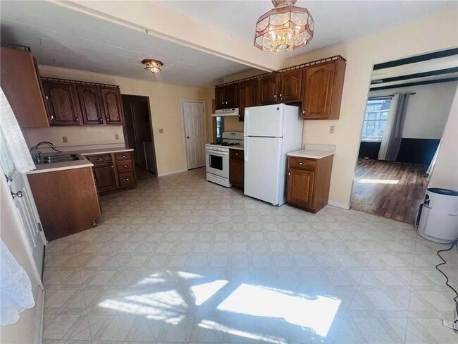 Building Photo - 136 Whitestown Rd