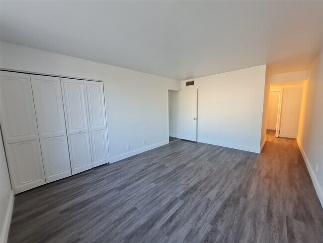 Building Photo - 6911 Environ Blvd