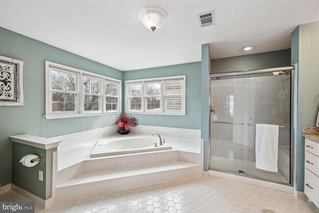 Building Photo - 6603 Forsythia St