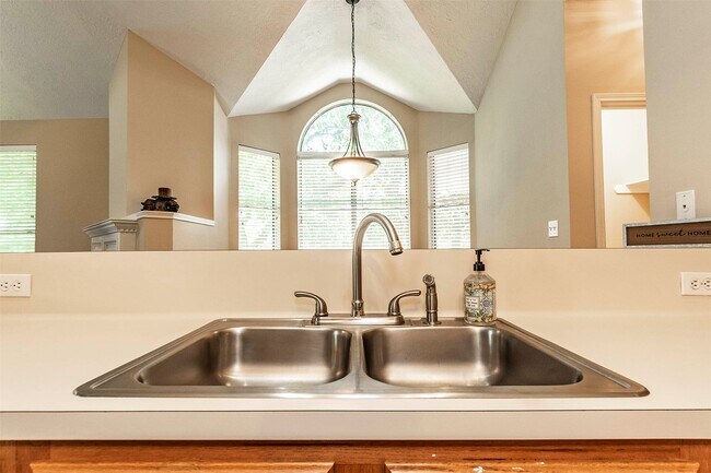 Building Photo - 2608 Leroy St