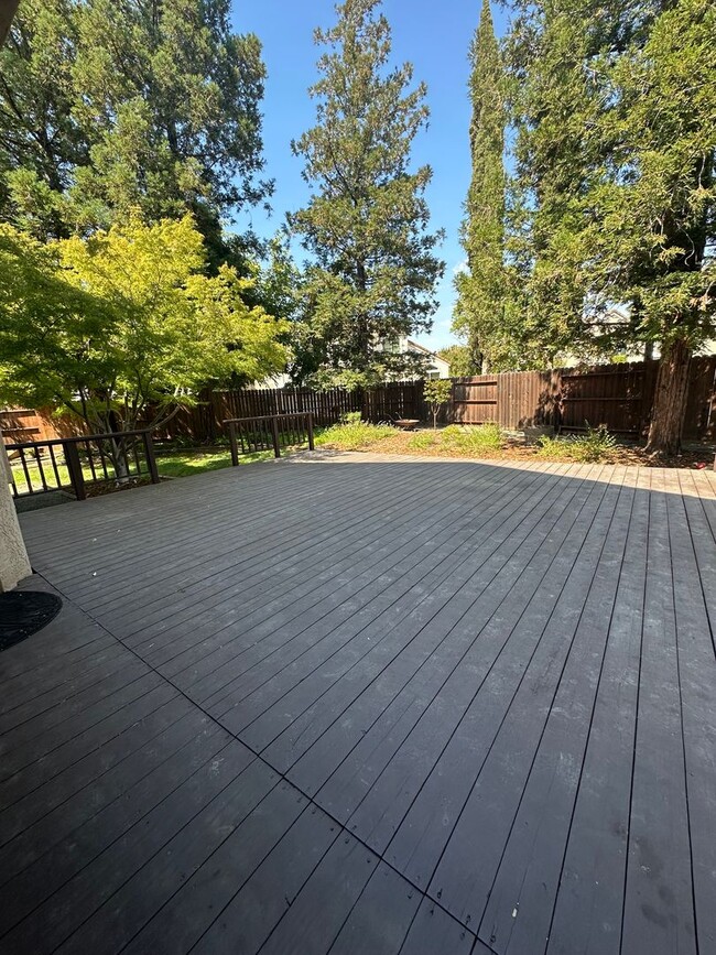 Building Photo - 4 BR/3BA Home in Laurel Creek with Park-Li...