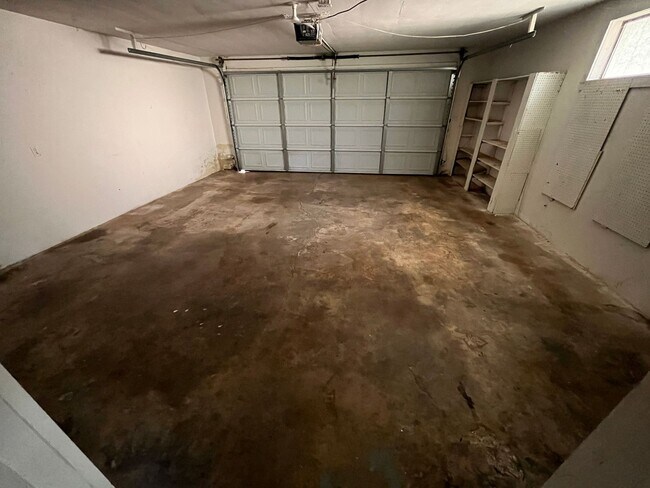 Building Photo - Brentwood 3 bedroom & 2 bathroom home, Huge Fenced Yard