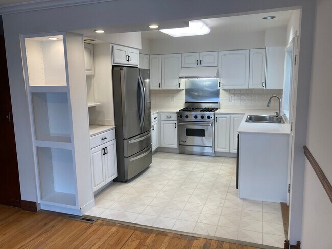 Building Photo - 2401 Bristol Rd