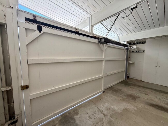 Building Photo - BEAUTIFULLY MAINTAINED EICHLER-STYLE HOME IN DESIRABLE LUCAS VALLEY WITH HOA POOL AND TENNIS COURTS