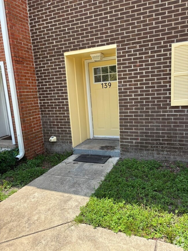 Building Photo - RG-139 Valencia Dr.