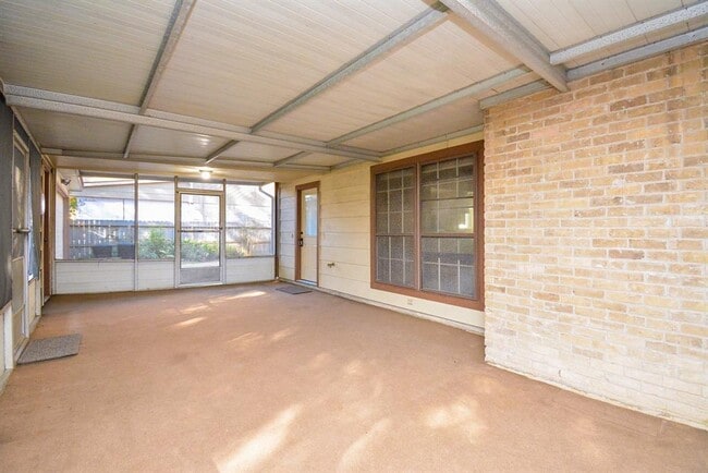 Building Photo - 7614 Club Lake Dr