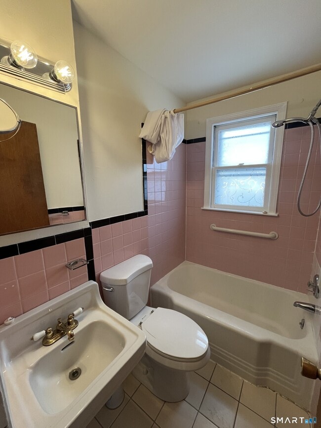 Building Photo - 218 Flax Hill Rd