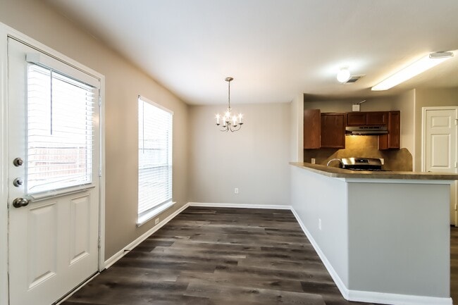 Building Photo - 1111 Richcrest Dr