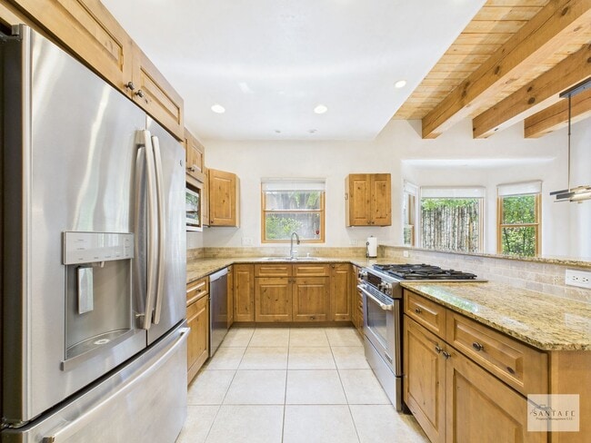 Building Photo - Beautifully Done Custom Built Townhouse wi...