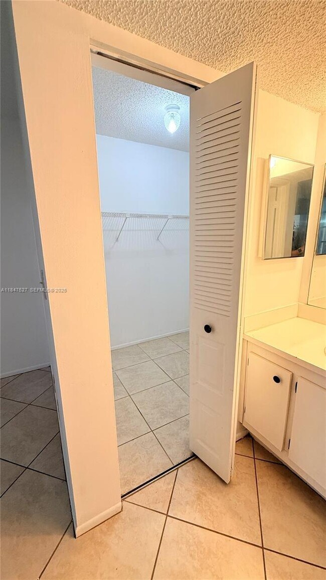 Building Photo - 1811 Sabal Palm Dr