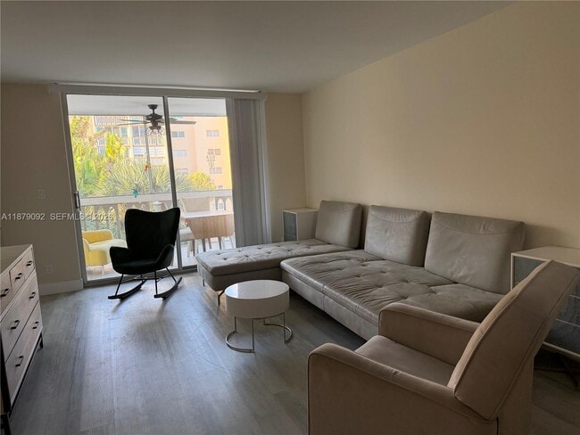 Building Photo - 901 NE 14th Ave