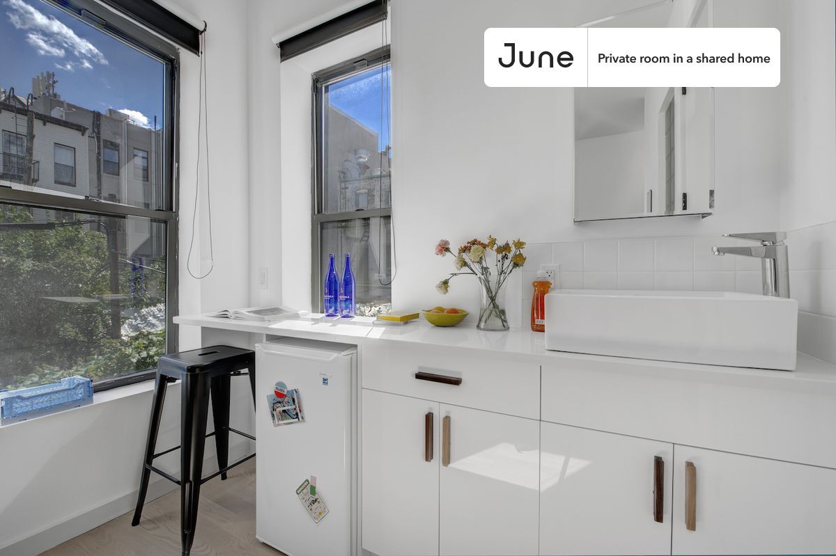 Building Photo - Room in Shared 3.0 bed/3 bath home