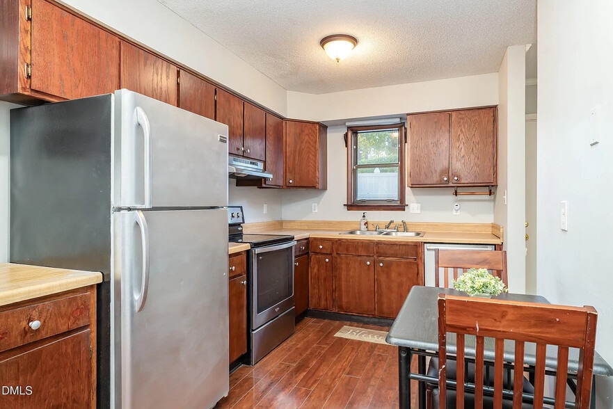Building Photo - Room in Townhome on Sandy Creek Dr