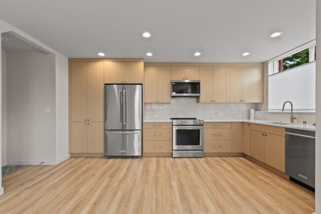 Building Photo - 2bd/1.75ba Seattle Home