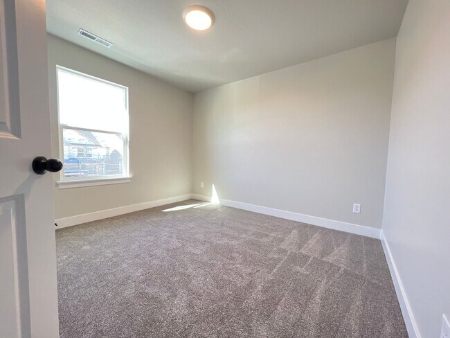 Building Photo - 4 bedroom/2.5 bathroom Townhome in Lehi