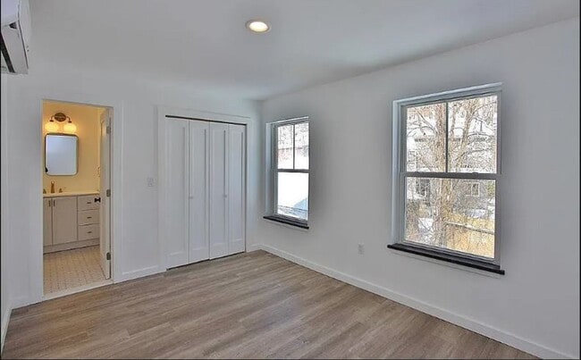 Building Photo - Style, comfort, & convenience---perfectly packaged!