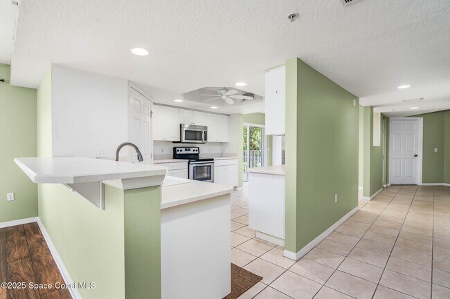 Building Photo - 8921 Lake Dr