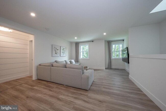 Building Photo - 227 Autumn Dr