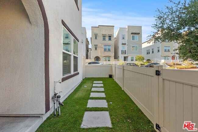 Building Photo - 749 Daniel Freeman Cir