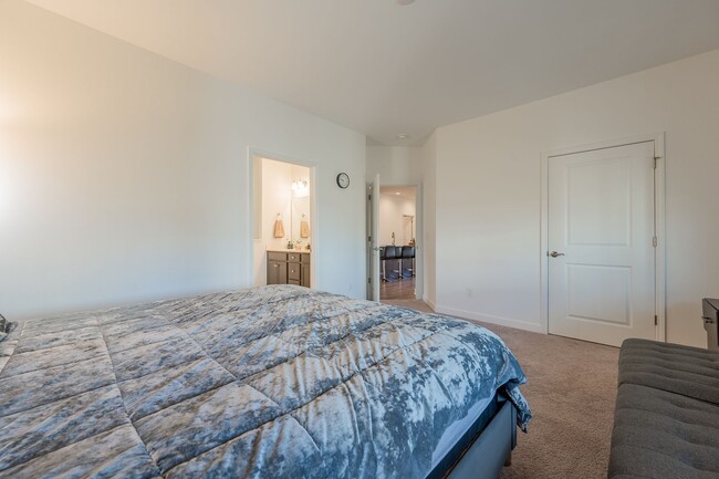 Building Photo - 5006 Forsythia Pl