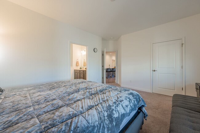 Building Photo - Modern Home with Open Floor Plan in Blacksburg