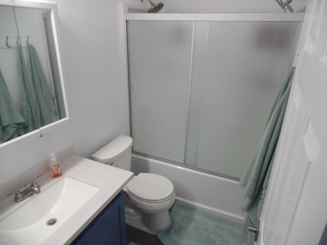 Building Photo - 3 bed - 2 bath Single Story Pet Friendly -...