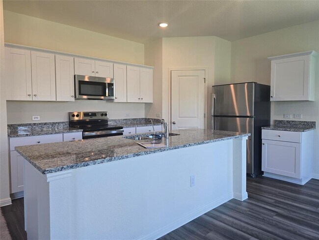 Building Photo - 121 Blazilmar Ln