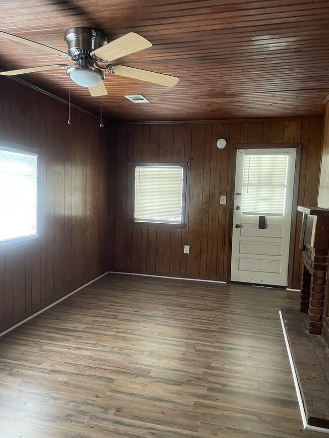 Building Photo - 714 Lindsey Dr