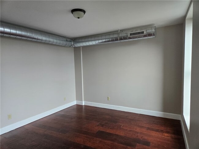 Building Photo - 320 East Ave