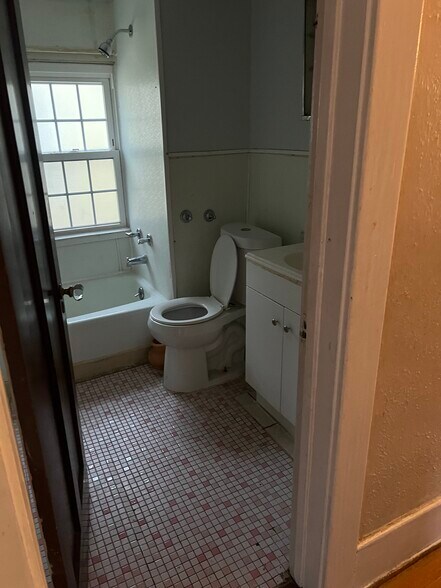 Building Photo - 35 Poultney Ave