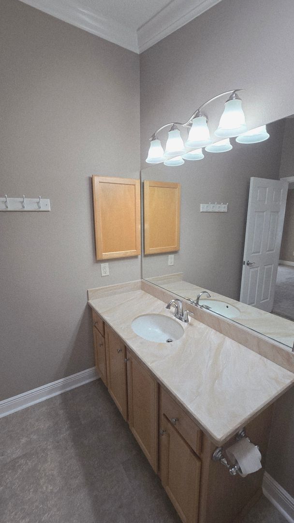 Building Photo - 2 bedroom 2 bath located in Ashleigh Villas