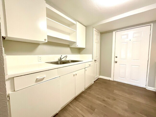 Building Photo - 602 Lovett Ave