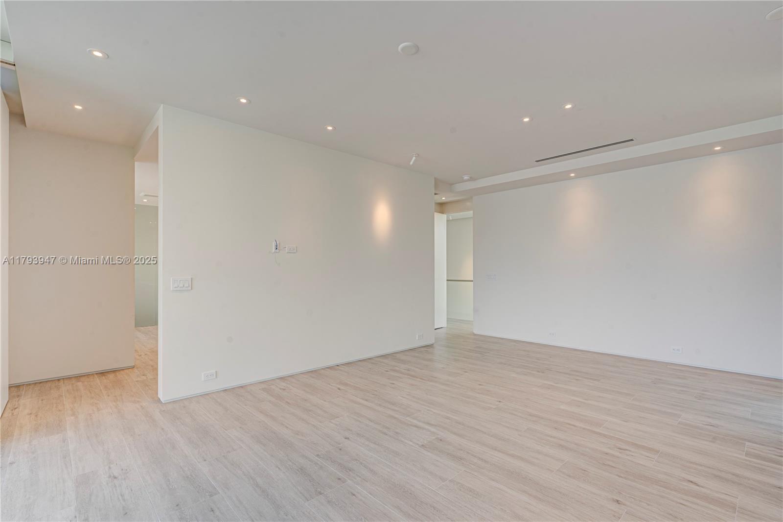 Building Photo - 735 Fernwood Rd