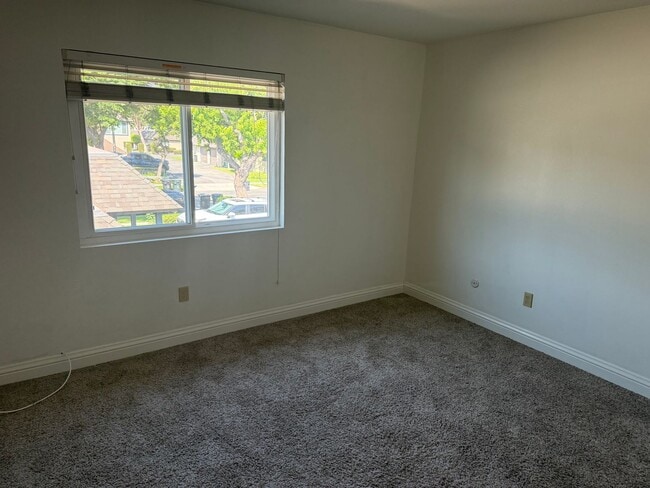 Building Photo - 2 Bedroom 1.5 Bath Beautiful Townhome in E...