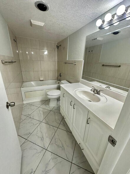 Building Photo - 4158 Inverrary Dr