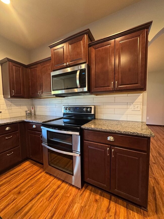 Building Photo - Spacious 5-Bedroom Home with Bonus Living ...