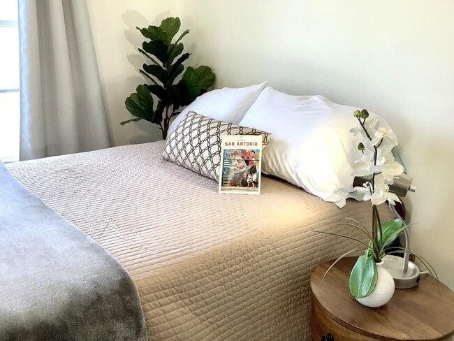 Building Photo - 1518 W Craig Pl