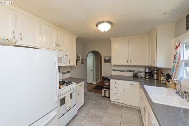 Building Photo - 4544 NE 95th Ave