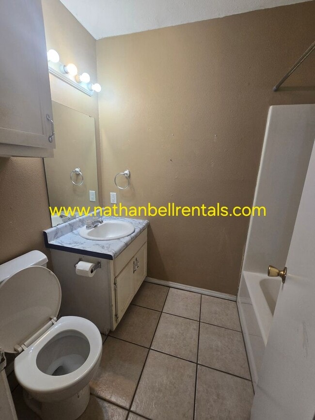 Building Photo - 3 bedroom/2 bath single family