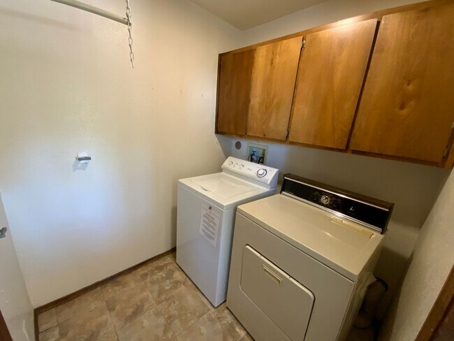 Building Photo - 3 Bedroom Single Story Home Available Near...