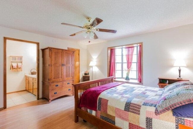 Building Photo - Cute & Convenient Home in Mission!