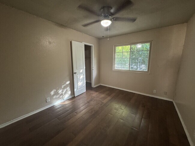 Building Photo - Fouplex unit ready to move in in Castle Hill!