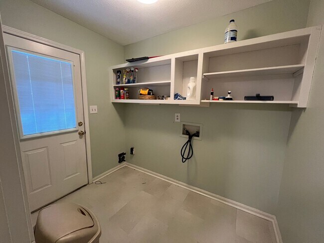 Building Photo - 3 bedroom 2 bathroom single level home in ...