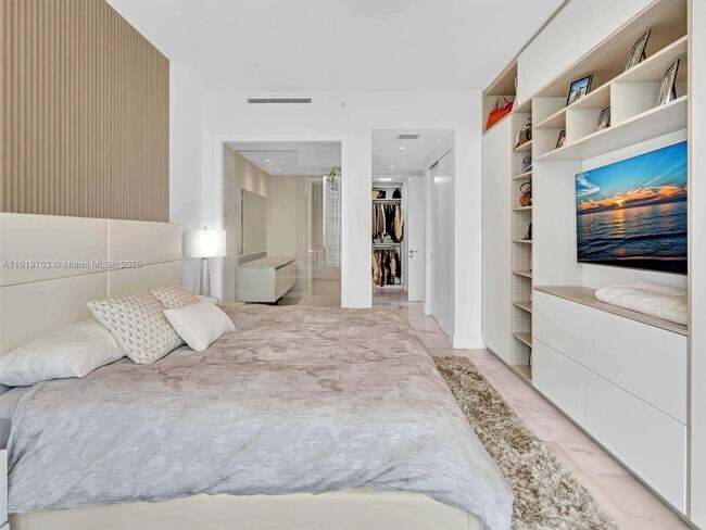 Building Photo - 700 NE 26th Terrace