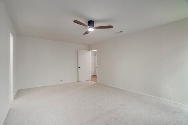Building Photo - 606 Splitrock