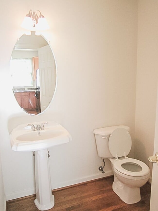 Building Photo - Beautiful 3 Bed 3.5 Bath Interior Townhome In Much Sought After Blooms Mill