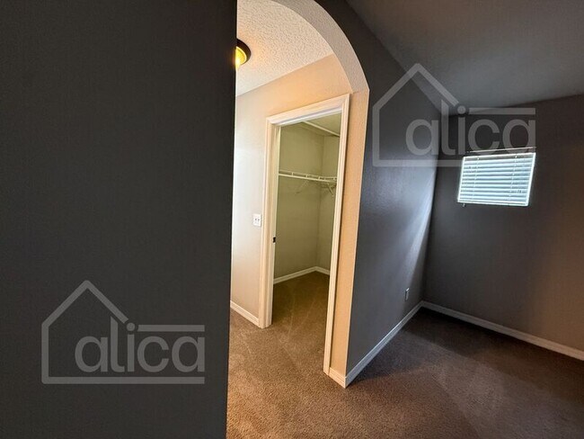 Building Photo - 109 Whispering Pines Way