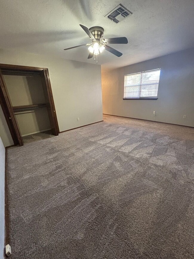 Building Photo - Spacious 3 bedroom, 2 bathroom home availa...